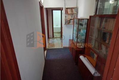 EXCLUSIVITATE! Apartament 3 camere cf 1 semidecomandat zona Micro 5 - 5