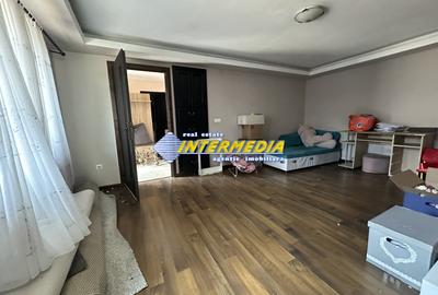 Proprietate 2 case curte pavata Teren 700 mp Hotel CETATE gard utilitati - 3