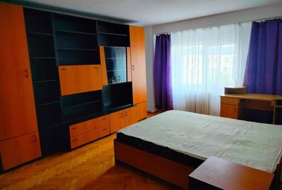Apartament cu 4 camere semidecomandat, mobilat în Central