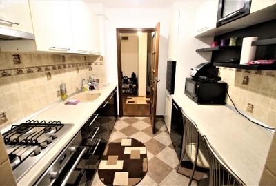 Apartament cu 3 camere decomandat în Micro 17