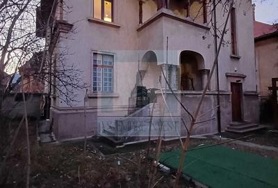 Casă individuală cu 9 camere în Centrul Istoric