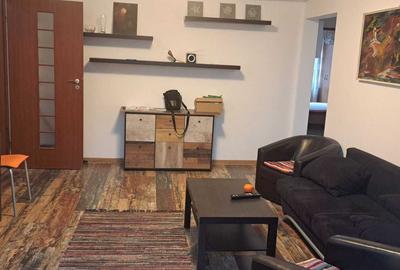 Apartament cu 3 camere semidecomandat, mobilat în Ștefan cel Mare