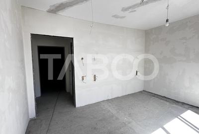 Apartament de vanzare 3 camere nemobilate 56 mpu cu balcon Central - 2