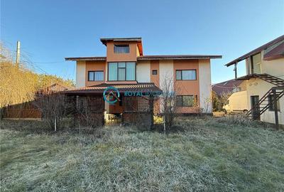 Casă individuală cu 5 camere în Păulești