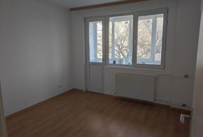 Inchiriez 2 camere, renovat, etaj 2 - Metrou P-ta Iancului - 1