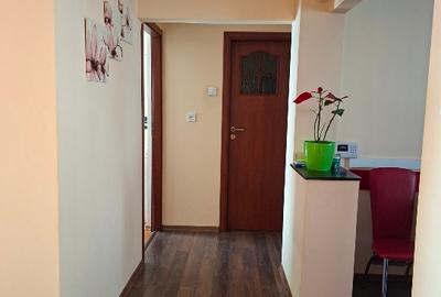 Vând apartament cu 3 camere în Tudor,strada Livezeni - 1