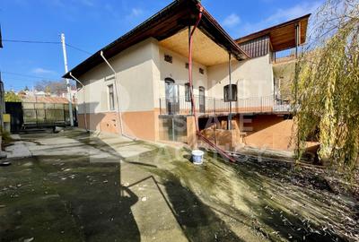 Vânzare, clădire impresionantă, 11 camere, 9 dormitoare, Păcurari - 1