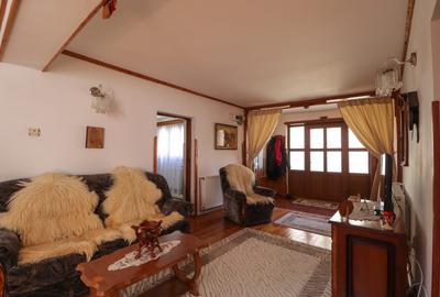 Apartament 4 camere de vânzare în Sinaia, zona Izvor – parter, curte - 1