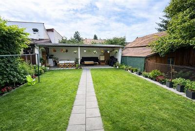 Casa in apreciabil potential,cu terase, curte,gradina echipata,2 pivnite,Str. Ro - 35