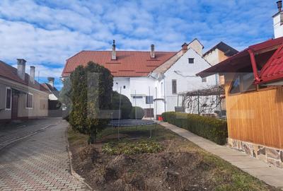 Casă săsească renovată integral, 2200 mp teren, ideală pentru două familii - 2