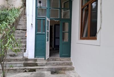 Apartament cu 3 camere semidecomandat în Schei