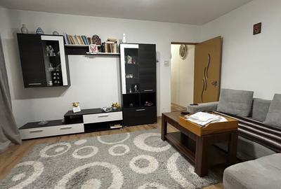 Apartament cu 3 camere semidecomandat în Micro III