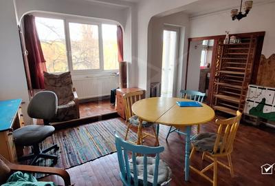 Apartament cu 2 camere semidecomandat, mobilat în Central