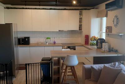 Apartament cu 3 camere semidecomandat, mobilat în Florești