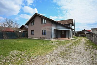 Casă cu 4 camere în Podu Oltului