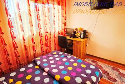 Apartament cu 3 camere decomandat, mobilat în Micro 20