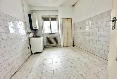 Apartament cu 2 camere semidecomandat, mobilat în Cetate