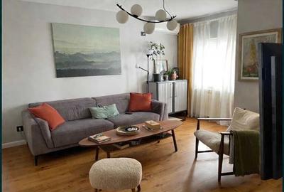 Apartament cu 3 camere semidecomandat, mobilat în Moșilor