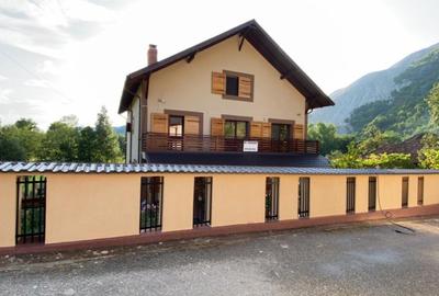 DE  VANZARE  VILA PIETRENI VALCEA ,600 M2 PRETABILA PENSIUNE - 1