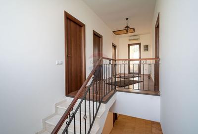 De vanzare casă  5 camere - 9