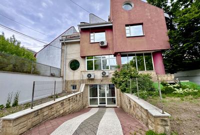 Apartament cu 10 camere în Băneasa
