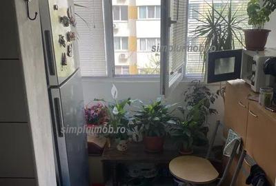 Decomandat parcare etaj intermediar 3 camere Bulevardul Chisinau - 7