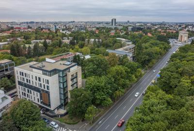 Penthouse cu 4 camere decomandat în Aviatorilor