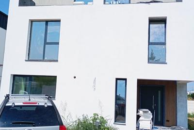 Vila Tunari str. Paris, 5 camere, curte 300  mp, 400 mp construiti - 1