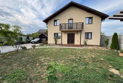Casă individuală cu 5 camere în Stâlpeni
