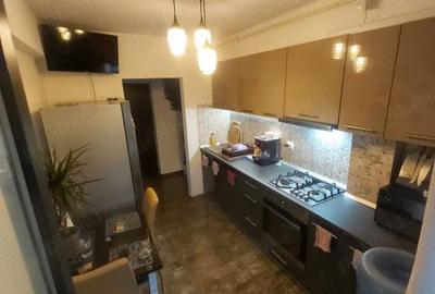 Apartament cu 3 camere decomandat, mobilat în Berceni
