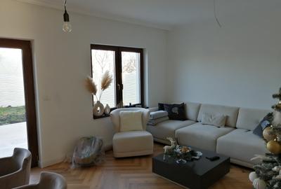 Jumătate de Duplex de vanzare in zona Ronat o strada locuita si urbanizata - 2