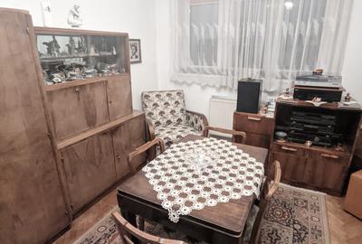 Apartament cu 3 camere semidecomandat în Horea