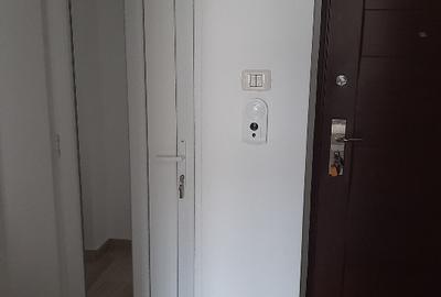 Apartament cu 3 camere semidecomandat, mobilat în Central