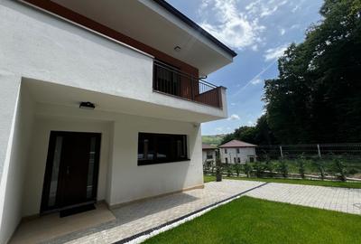 Casă modernăla liziera pădurii, Floresti