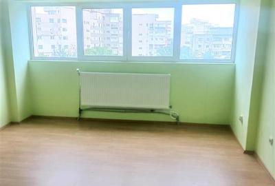 Apartament cu 3 camere decomandat în Călărași