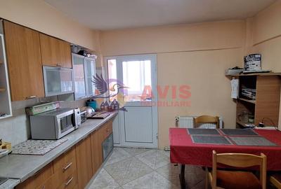 Apartament cu 4 camere decomandat de vanzare in zona Rovine - 2