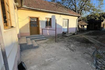 Casă individuală cu 4 camere în Rontău