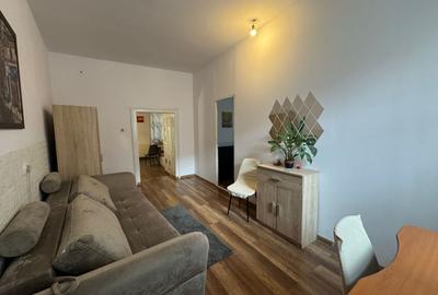 Apartament cu 2 camere semidecomandat, mobilat în Central
