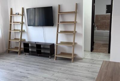 Apartament cu 2 camere semidecomandat, mobilat în Est