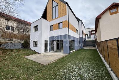Duplex cu 4 camere în Dâmbul Rotund