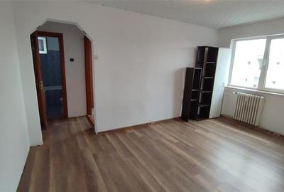 Apartament 2 camere semidecomandate, etaj 2, zona Cora