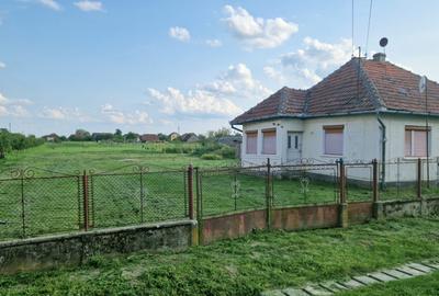 Casă  cu teren de 40 ari în localitatea Gelu - 1