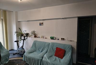 Apartament cu 3 camere semidecomandat, mobilat în 13 Septembrie