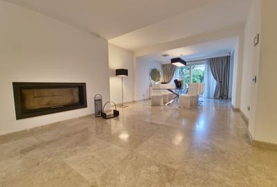 Vila deosebita  la un pas de mare mobilata si utilata - 17