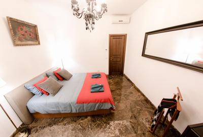 Apartament cu 5 camere decomandat, mobilat în P-ța Universității