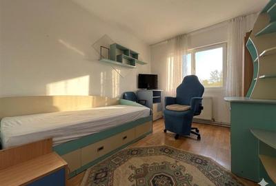 Apartament cu 3 camere decomandat, situat în cartierul Nicolina 2 - 7