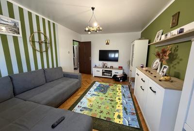 Apartament cu 3 camere decomandat, mobilat în Soarelui