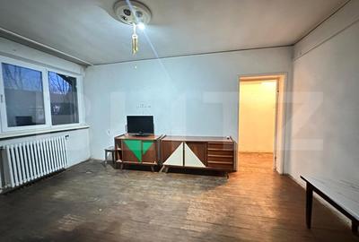 Apartament cu 3 camere semidecomandat în Rovine