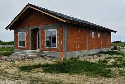 Casă individuală cu 3 camere decomandat în Cihei