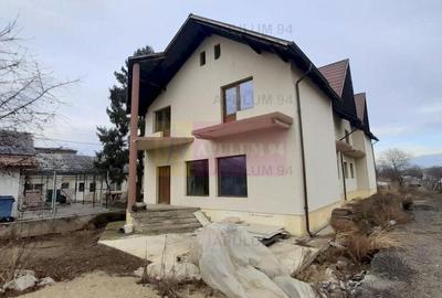 Casă individuală cu 4 camere decomandat în 1 Decembrie
